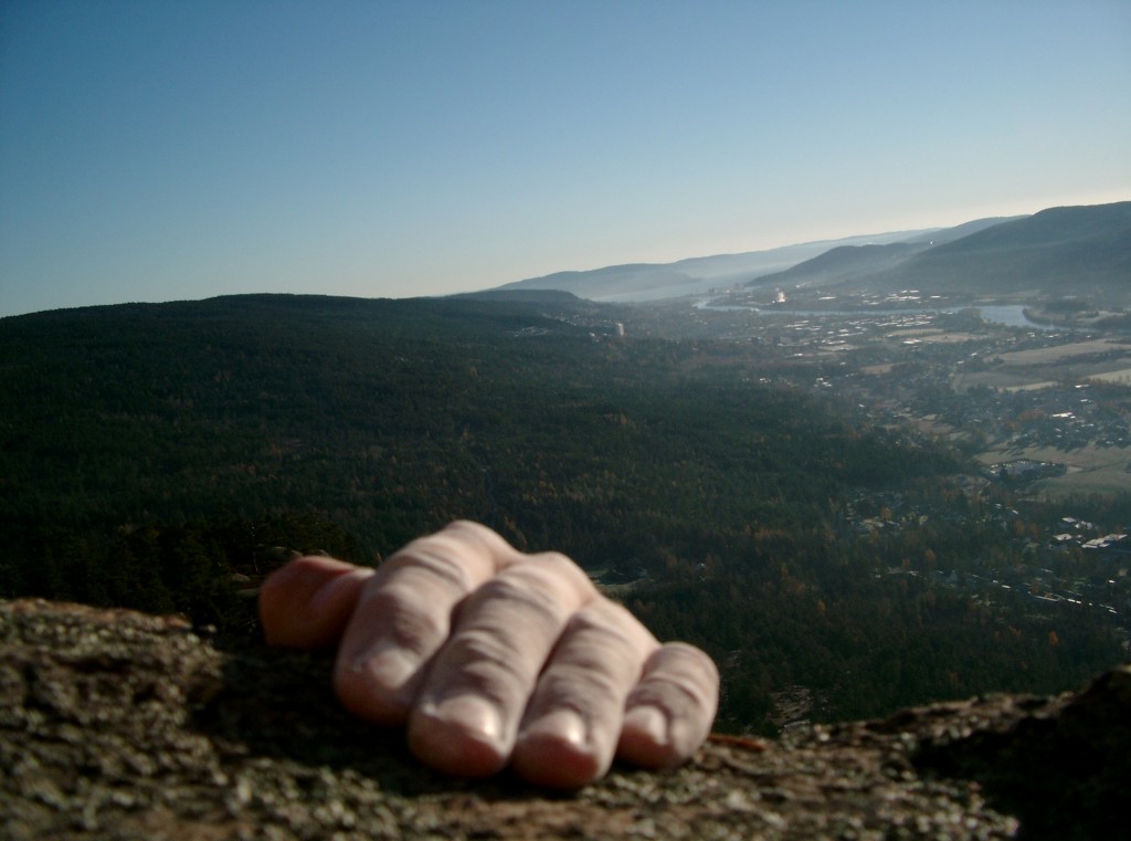 Anders Krossen klatrer på Solbergfjell. Foto: Tom Atle Bordevik