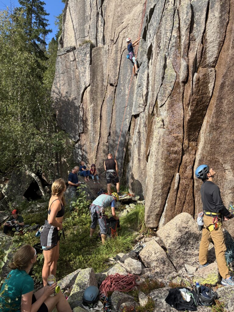 Klatresamling på Tverråsen med flere klatrere avbildet